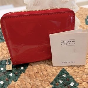 Beautiful Vintage Louis Vuitton red vernis zippy /coin wallet. Great condition